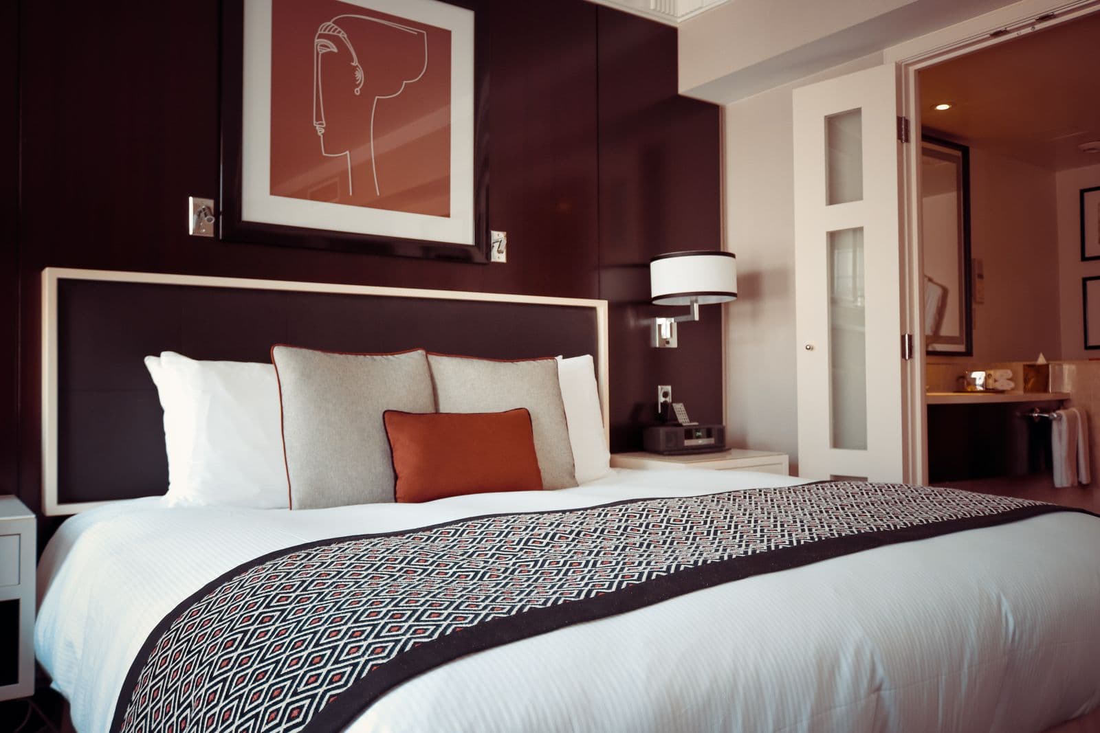 Konaklama işletmesinde hazırlanmış, düzenli bir otel odası